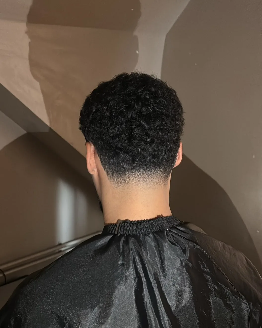 Low taper fade, tout en conservant la texture naturelle